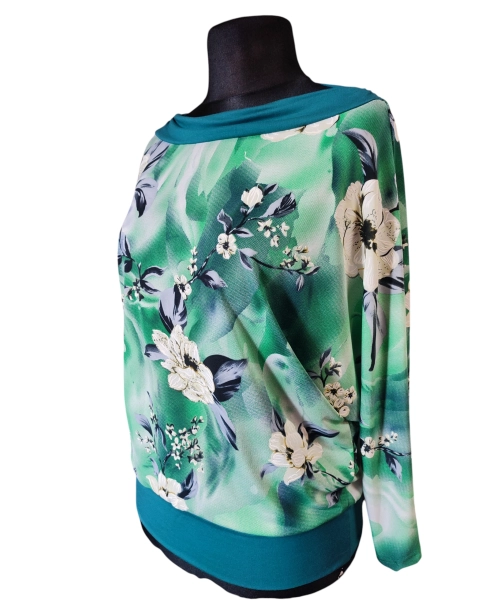 Zielona bluzka kimono z marszczonym dekoltem - wzór w kwiaty